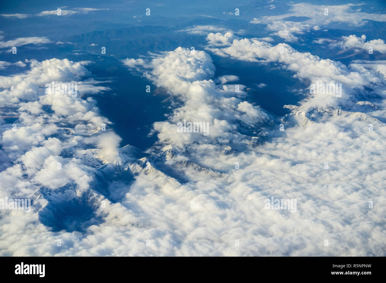 Luftaufnahme von weißen Wolken am schneebedeckten Karpaten, Europa; Flugzeug anzeigen Stockfoto