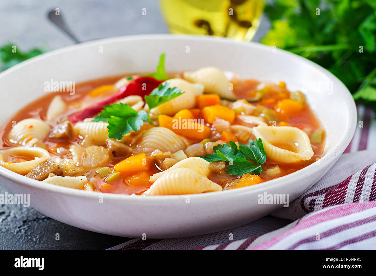 Minestrone, italienische Gemüsesuppe mit Nudeln auf den Tisch. Vegane Kost Stockfoto