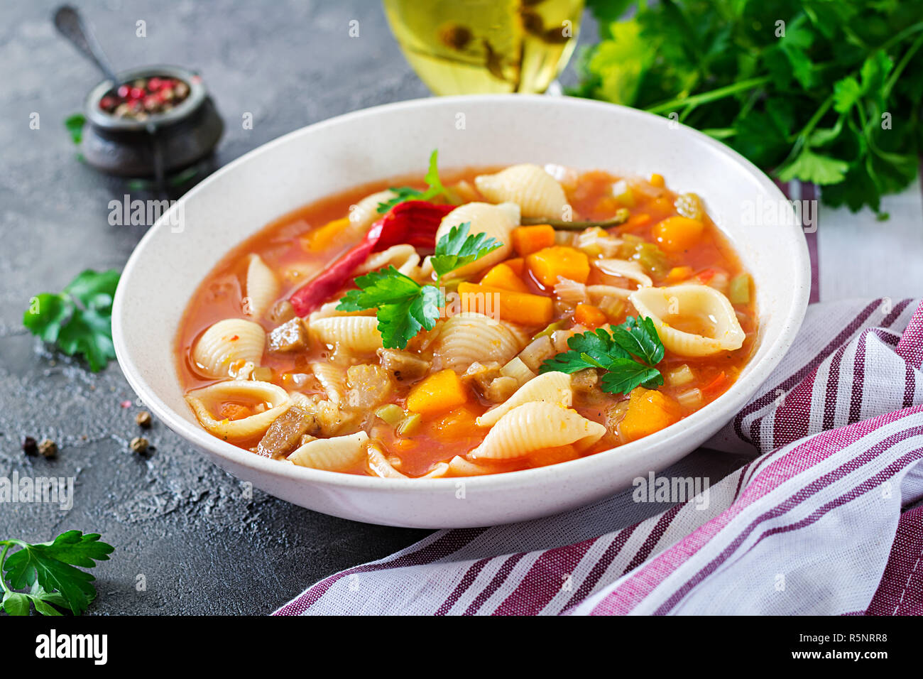 Minestrone, italienische Gemüsesuppe mit Nudeln auf den Tisch. Vegane Kost Stockfoto