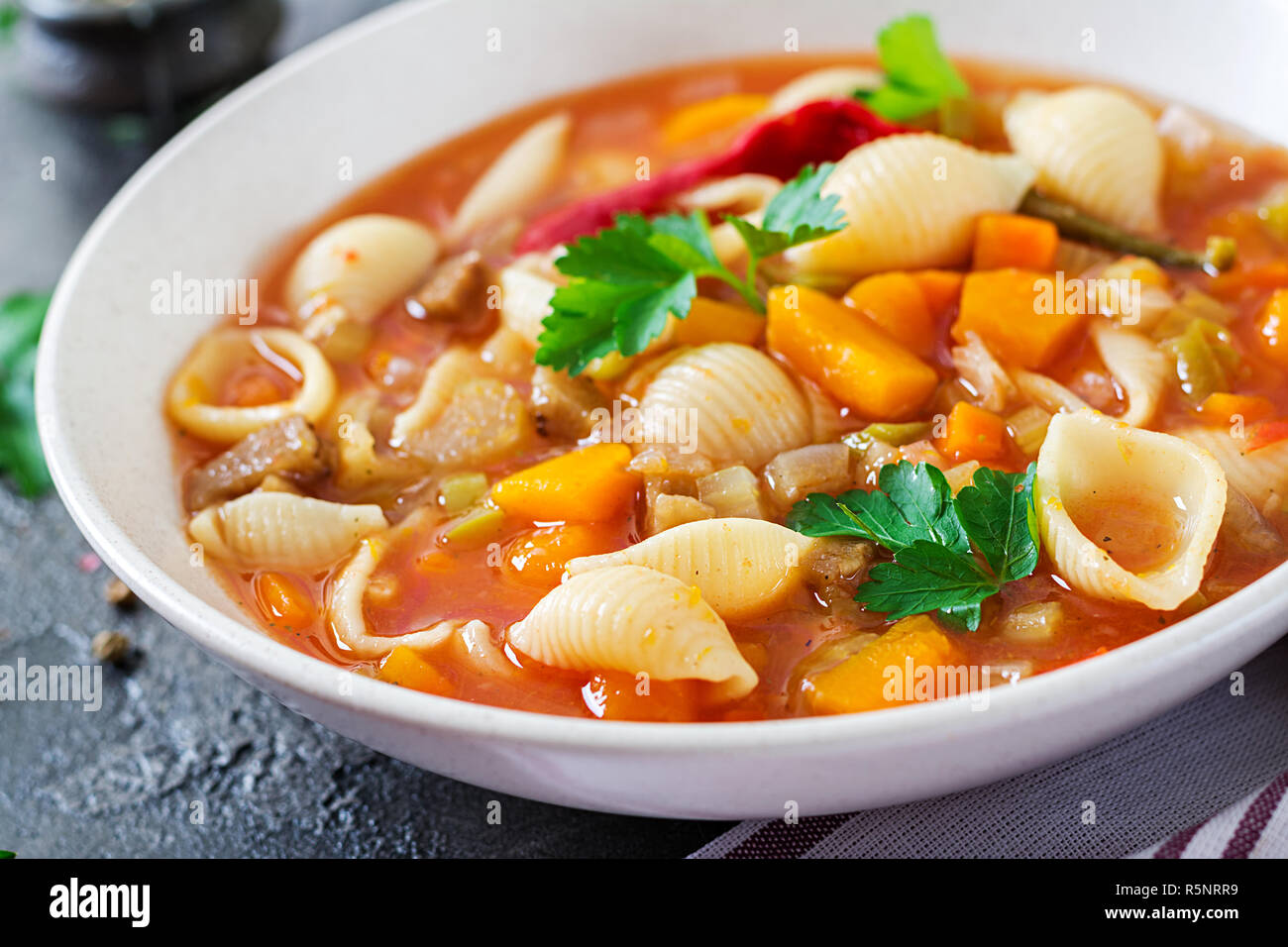 Minestrone, italienische Gemüsesuppe mit Nudeln auf den Tisch. Vegane Kost Stockfoto