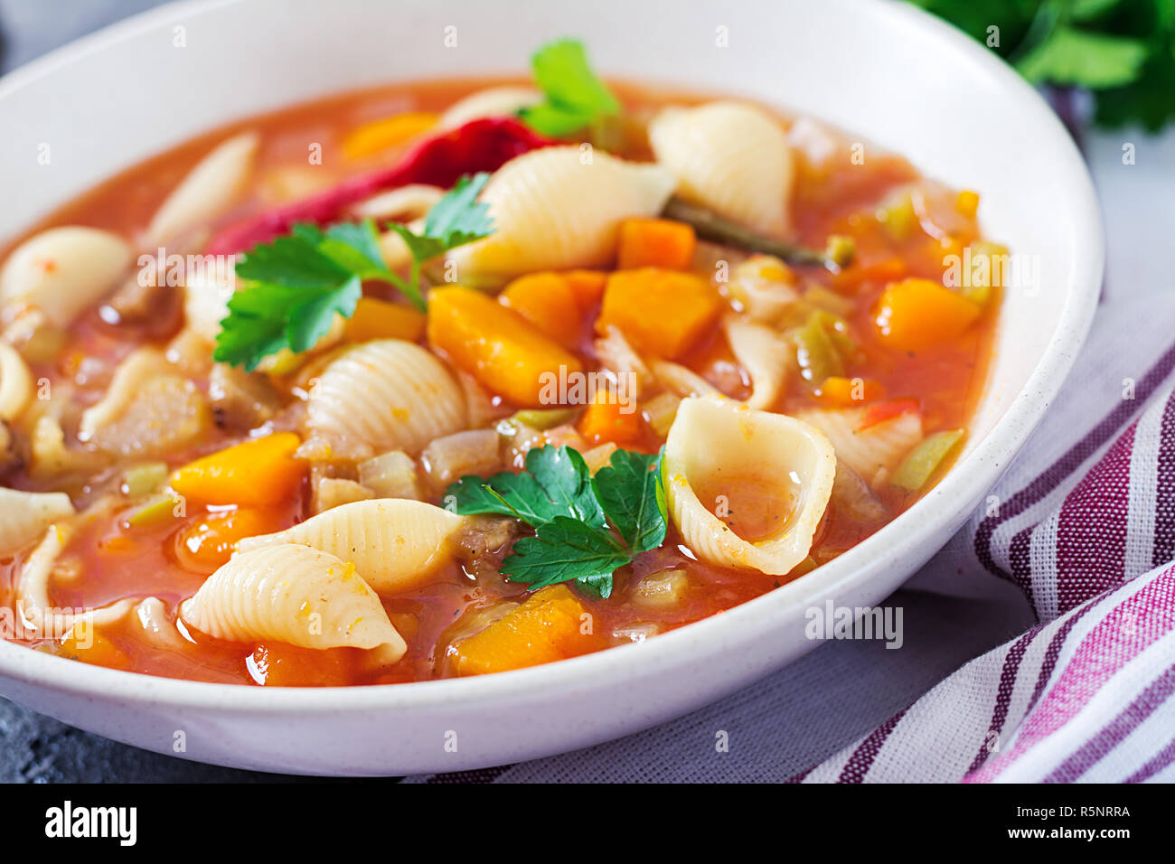 Minestrone, italienische Gemüsesuppe mit Nudeln auf den Tisch. Vegane Kost Stockfoto