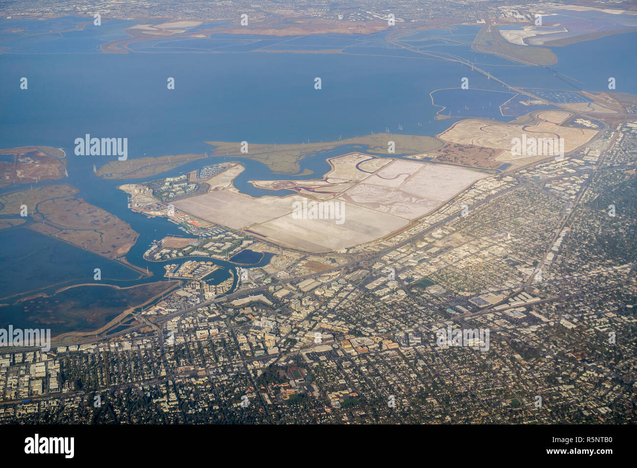 Luftaufnahme des Salzes verdampfen Teiche in der Nähe von Redwood City, Kalifornien Stockfoto