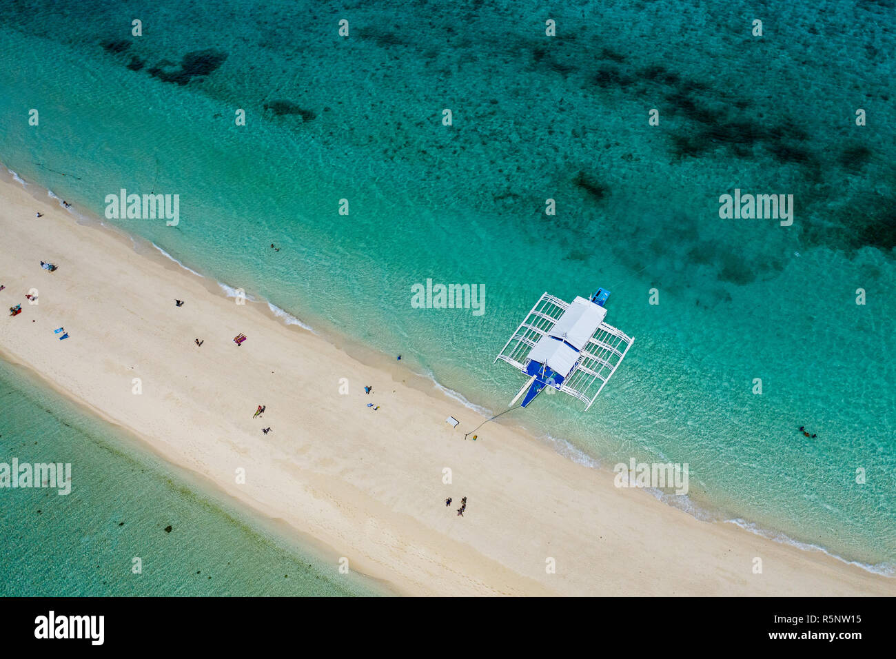 Boot festgemacht an kalanggaman Insel Leyte, Philippinen mit Touristen entlang Sandbar. Luftaufnahme. Stockfoto