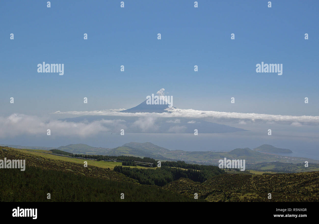 Die Silhouette des Vulkans Ponta do Pico von der Nachbarinsel Faial (Azoren) gesehen. Stockfoto