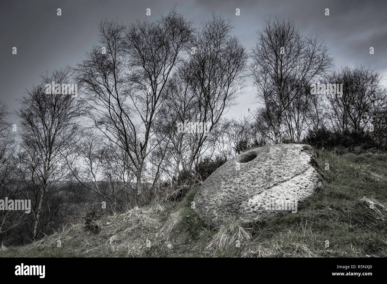 Bleibt der Stein alter Kultur. Alten Mühlstein verwendete Gerste Getreide zu mahlen und Mehl in den vergangenen produzieren. Peak District, Derbyshire, UK. alten Artefakt. Relikt. Stockfoto