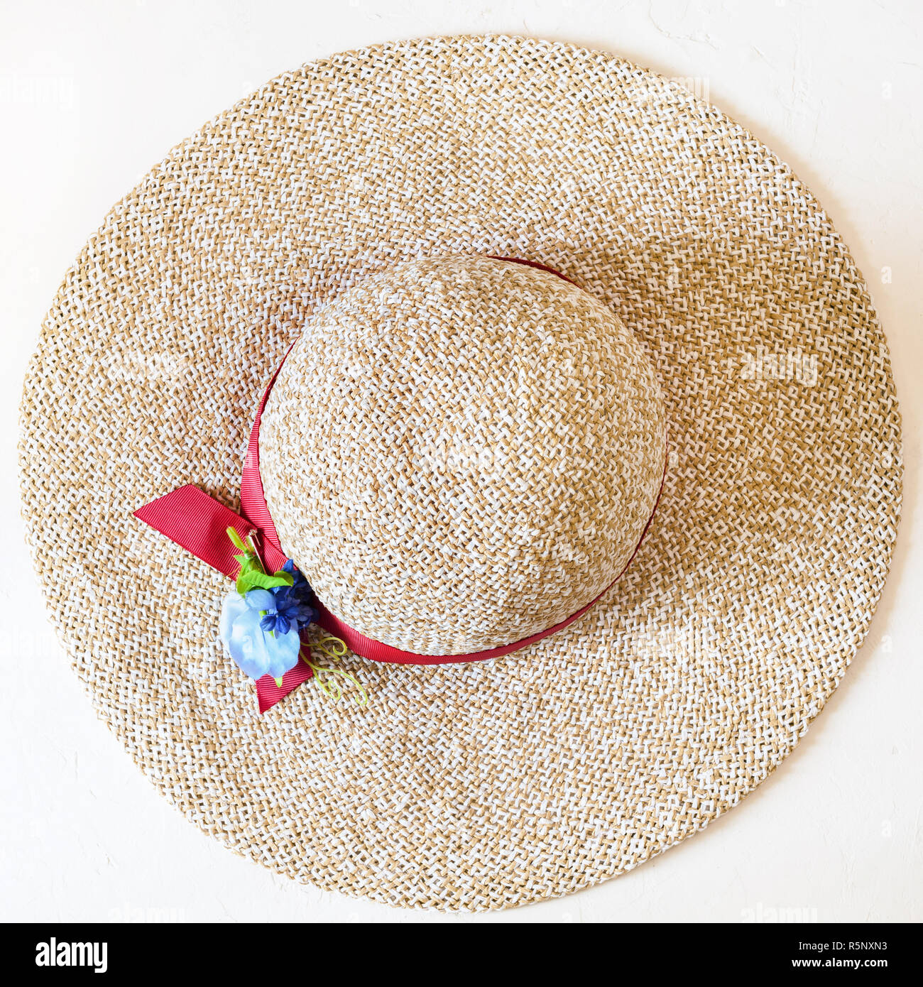 Ansicht von oben mit breiter Krempe Stroh Damen Hut auf Weiß  Stockfotografie - Alamy