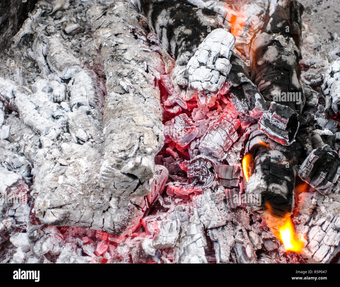 Glühende Kohlen im Grill. Brennende Feuer nach einem Shish Kebab. Stockfoto