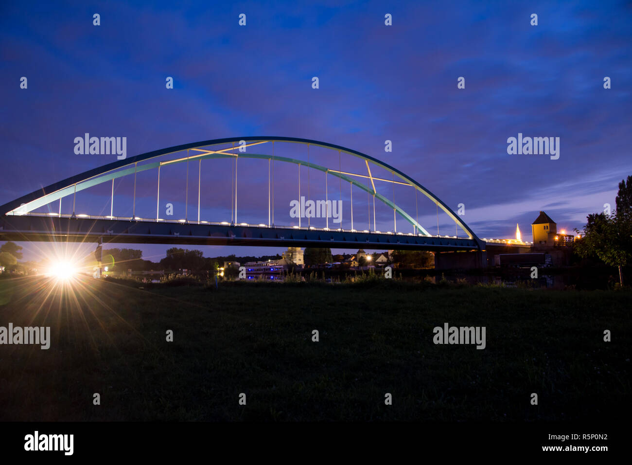 Bridge bei Nacht auf der anderen Seite des Main Stockfoto