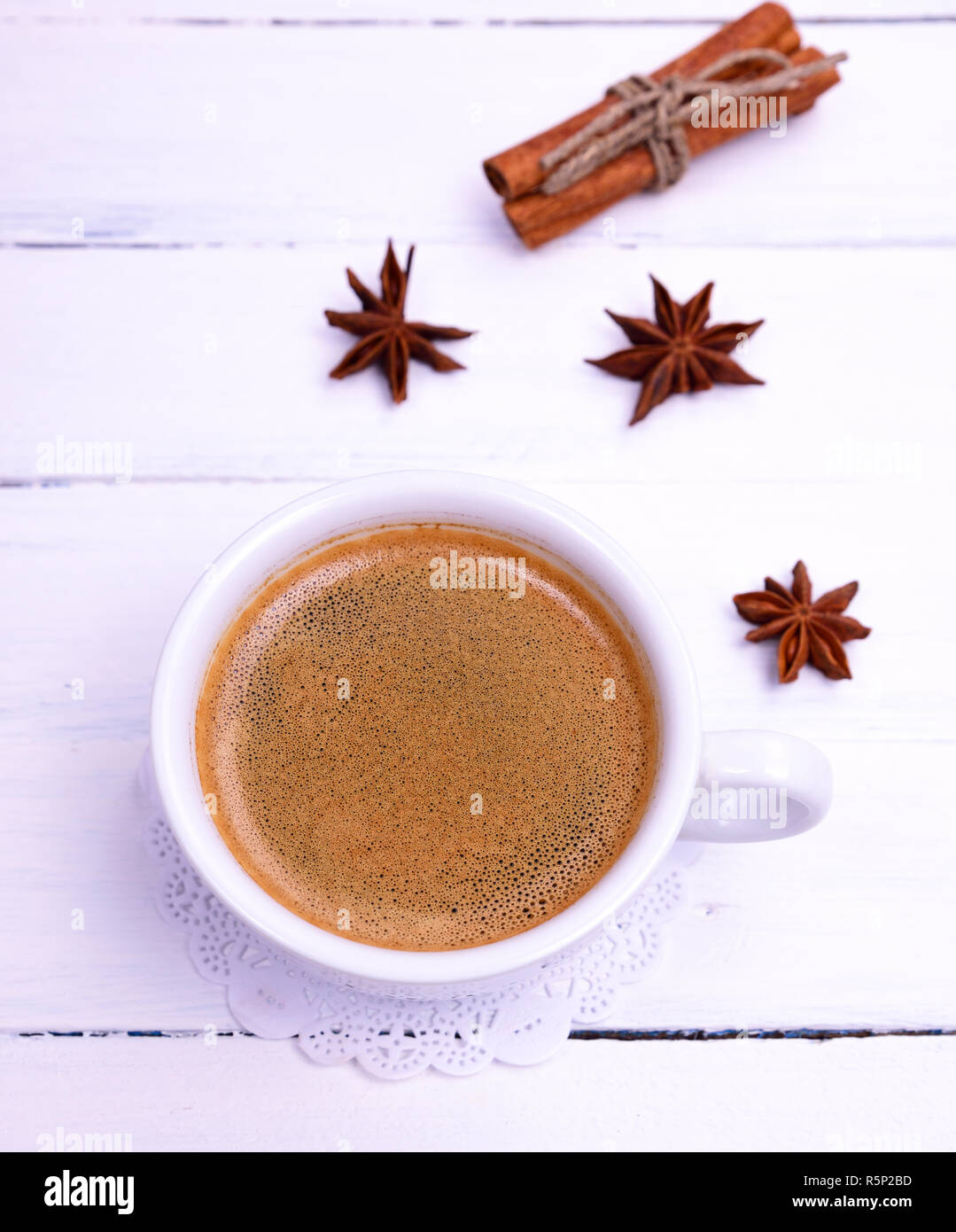 Kaffee in eine weiße Keramiktasse Stockfoto