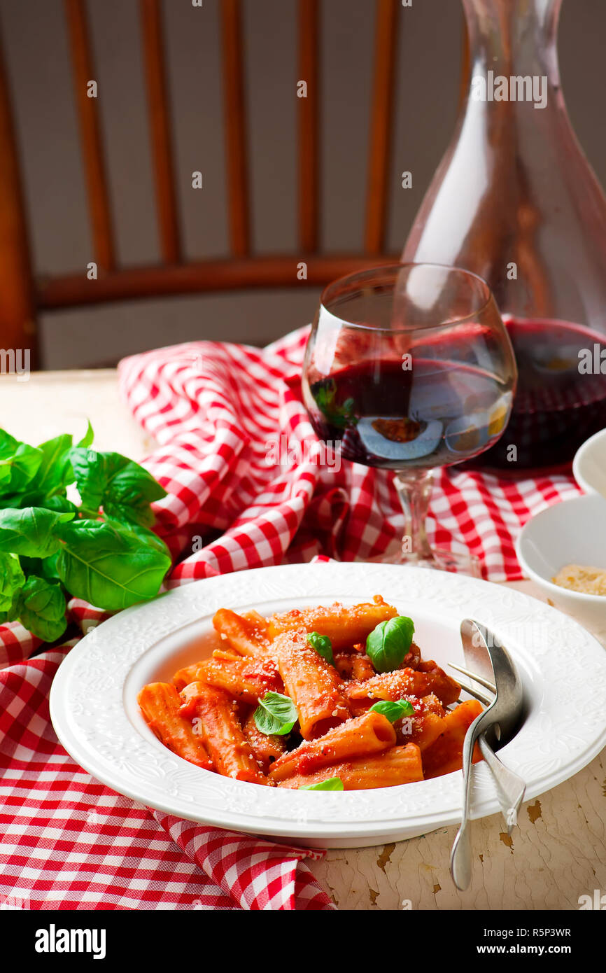 Pasta Pappa al Pomodoro. Stil rustikal. selektive Fokus Stockfoto