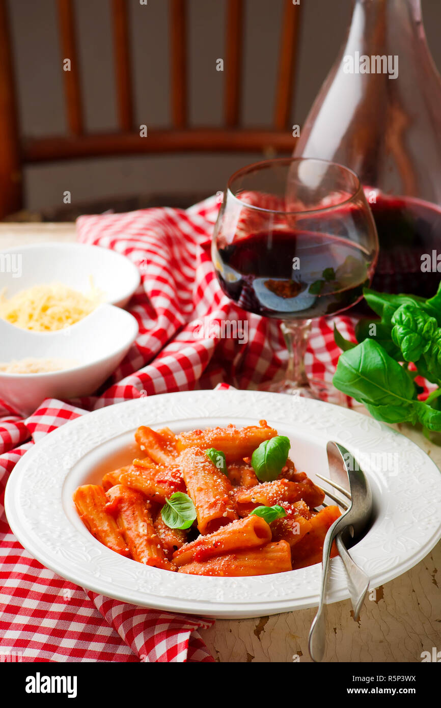 Pasta Pappa al Pomodoro. Stil rustikal. selektive Fokus Stockfoto