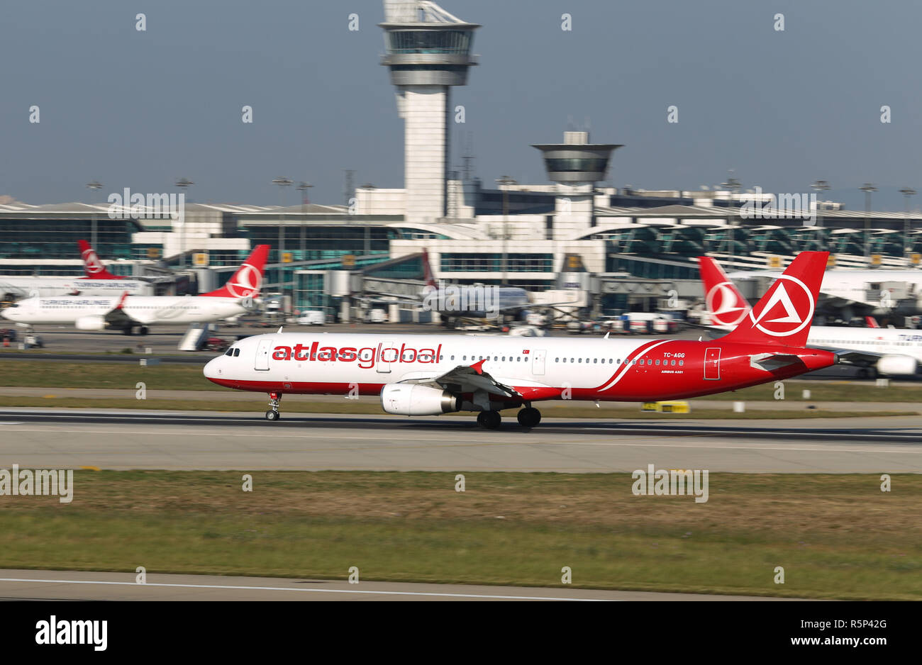 ISTANBUL, Türkei - 05. AUGUST 2018: AtlasGlobal Airlines Airbus A 321-231 (CN806) hebt ab Flughafen Istanbul Atatürk. AtlasGlobal hat 24 Flotte si Stockfoto