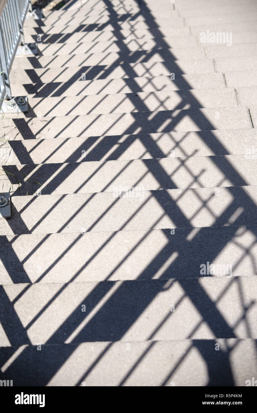 Treppe Geländer wirft Schatten Stockfoto