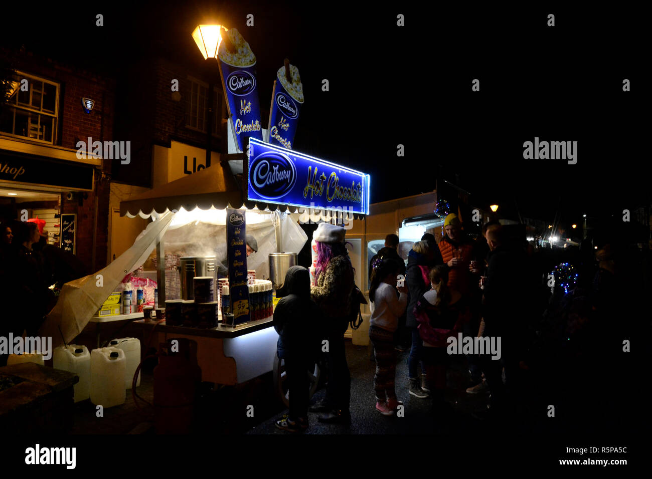 Princes Risborough, UK. 1. Dezember, 2018. Princes Risborough Weihnachtsbeleuchtung Schalter am 1. Dez 2018. UK Credit: Susie Kearley/Alamy leben Nachrichten Stockfoto