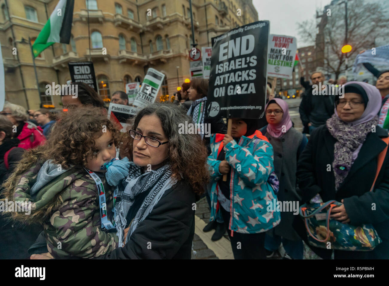 Dezember 1, 2018 - es tut uns Leid Medyan, schrieb er und meinte damit es ..... London, UK. 1. Dezember 2018. Die Demonstranten auf der BBC, die berufen ist, aus dem Eurovision Song Contest 2019 von Israel gehostet zu entziehen, die in den laufenden Israels Verstöße gegen die Menschenrechte der Palästinenser mitschuldig zu vermeiden. Sie sagen, daß der Wettbewerb 'artwashes' Israels auf dem Gebiet der Menschenrechte, darunter auch die Tötung von mindestens 205 Palästinenser durch israelische Streitkräfte in der belagerten Gazastreifen seit Beginn der Proteste am Ende März, und die Weitergabe der jüdischen Nationalstaat Gesetz formalisiert eine Apartheid im israelischen Recht. Der Protest wurde opp Stockfoto