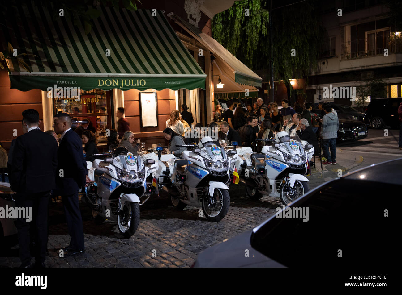 Buenos Aires, Argentinien. 02 Dez, 2018. Motorräder von der Argentinischen Polizei mit deutschen Fahnen stehen vor dem Steak Restaurant 'Dauf Julio'. Bundeskanzlerin Merkel (CDU) besucht das Restaurant nach dem Ende des G20-Gipfeltreffens. (Dpa' Angela, Angela': Merkel erforscht "Buenos Aires" ab 02.12.2018) Credit: Ralf Hirschberger/dpa/Alamy leben Nachrichten Stockfoto