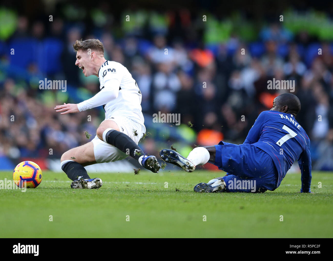 Stamford Bridge, London, UK. 2. Dez, 2018. EPL Premier League Fußball, Chelsea und Fulham; Ngolo Kante von Chelsea Herausforderungen Tom Cairney von Fulham Credit: Aktion plus Sport/Alamy leben Nachrichten Stockfoto