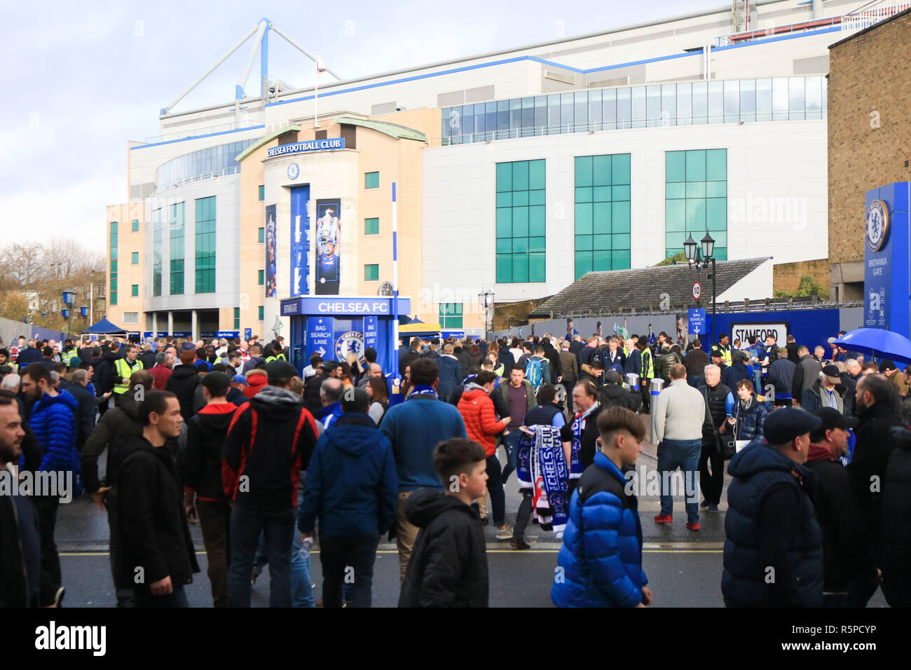 London, Großbritannien. 2. Dezember 2018. Fans kommen für die West London Derby clash zwischen FC Chelsea und Fulham an der Stamford Bridge. FC Fulham liegen unten in der englischen Premier League haben ehemalige Chelsea Manager Claudio Ranieri Credit: Amer ghazzal/Alamy leben Nachrichten Stockfoto