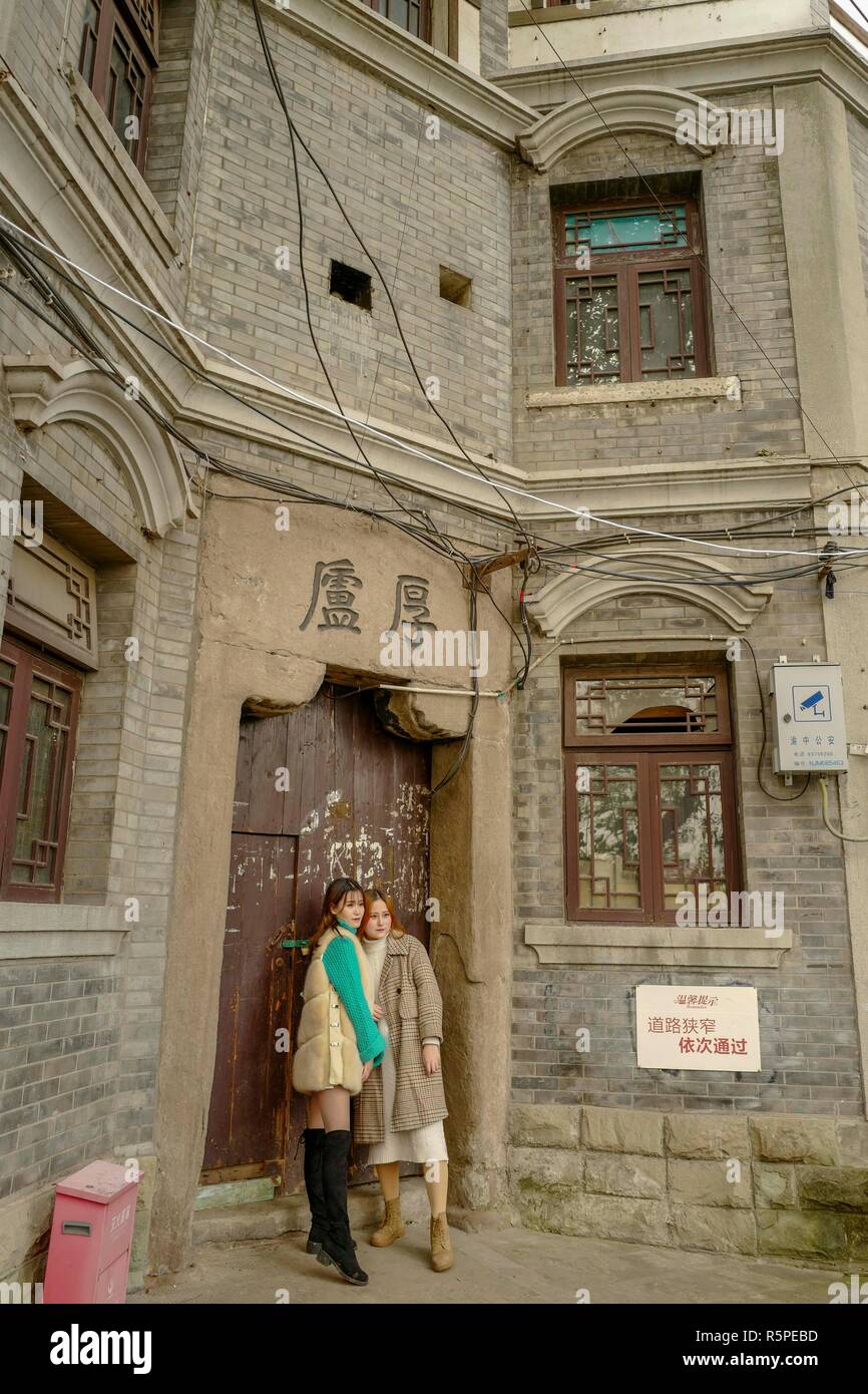 Chongqing, China. 2. Dez, 2018. Besucher posieren für Fotos vor einem alten Gebäude entlang der 3 Wanderweg in Yuzhong district Chongqing, im Südwesten von China, Dez. 2, 2018. Seit 2016, lokale Behörde hat Pläne 14 Wanderwege mit einer Gesamtlänge von 39,5 Kilometern zu renovieren gerollt. Die 14 Wanderwege verbinden Chongqing natürliche und kulturelle Highlights Besucher die schönsten und wichtigsten Sehenswürdigkeiten der Stadt. Credit: Liu Chan/Xinhua/Alamy leben Nachrichten Stockfoto