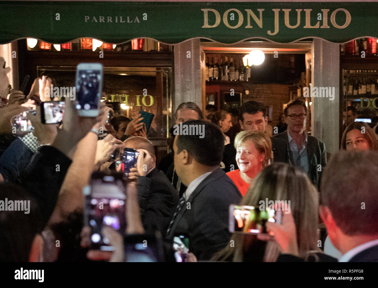 Buenos Aires, Argentinien. 02 Dez, 2018. Deutsche Chancelllor verlässt den Don Julio Restaurant in Buenos Aires, Argentinien. Foto: Ralf Hirschberger/dpa/Alamy leben Nachrichten Stockfoto