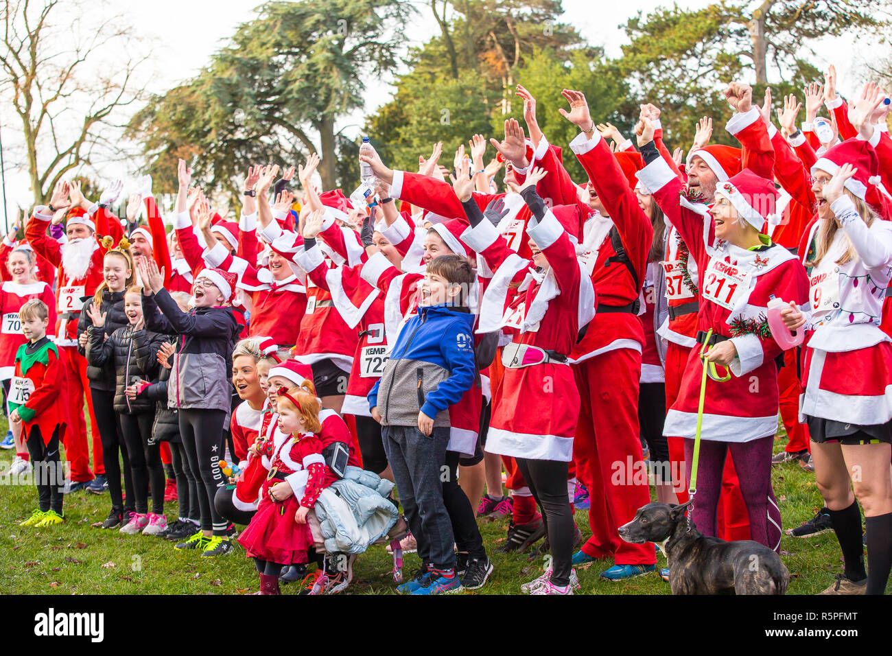 Kidderminster, Großbritannien. 2. Dezember, 2018. Es ist die Zeit des Jahres wieder da Hunderte Weihnachtsmänner laufen zusammen in Kidderminster zur Unterstützung der jährlichen Kemp's Hospice Santa Fun Run sammeln. Ob es sich um die 10k, 5k oder 1k laufen, alle Läufer setzen Ihre Best Foot Forward und höchste Anstrengung Fundraising für das hospiz Appell zu helfen. Quelle: Lee Hudson/Alamy leben Nachrichten Stockfoto