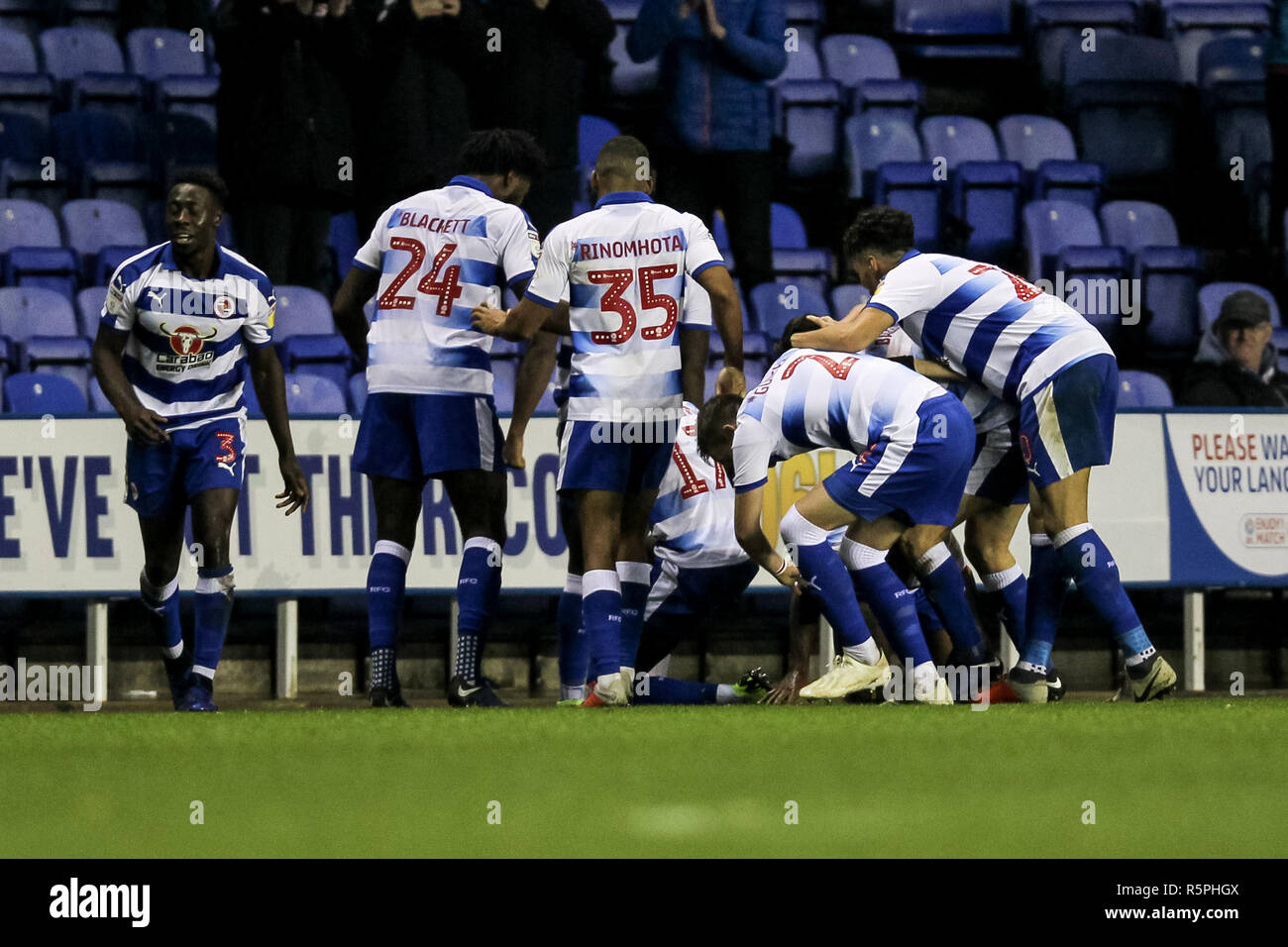 Reading, Großbritannien. 1. Dez 2018. Modou Barrow von Reading FC Scores der letzten Minute Equalizer, um es 2-2 und feiert während der efl Sky Bet Championship Match zwischen Reading und Stoke City im Madejski Stadium, Reading, England am 1. Dezember 2018. Foto von Ken Funken. Nur die redaktionelle Nutzung, eine Lizenz für die gewerbliche Nutzung erforderlich. Keine Verwendung in Wetten, Spiele oder einer einzelnen Verein/Liga/player Publikationen. Credit: UK Sport Pics Ltd/Alamy leben Nachrichten Stockfoto