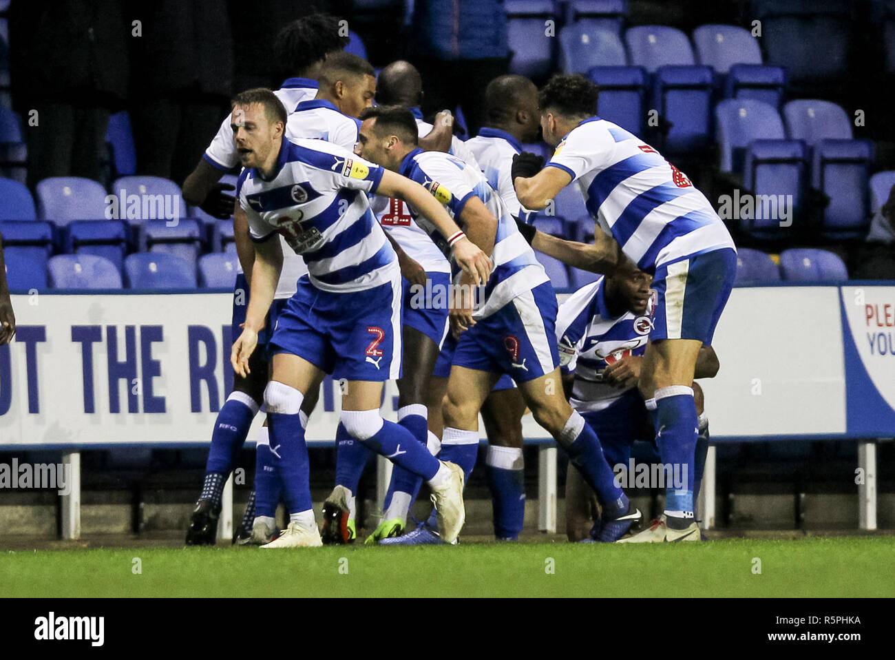 Reading, Großbritannien. 1. Dez 2018. Modou Barrow von Reading FC Scores der letzten Minute Equalizer, um es 2-2 und feiert während der efl Sky Bet Championship Match zwischen Reading und Stoke City im Madejski Stadium, Reading, England am 1. Dezember 2018. Foto von Ken Funken. Nur die redaktionelle Nutzung, eine Lizenz für die gewerbliche Nutzung erforderlich. Keine Verwendung in Wetten, Spiele oder einer einzelnen Verein/Liga/player Publikationen. Credit: UK Sport Pics Ltd/Alamy leben Nachrichten Stockfoto