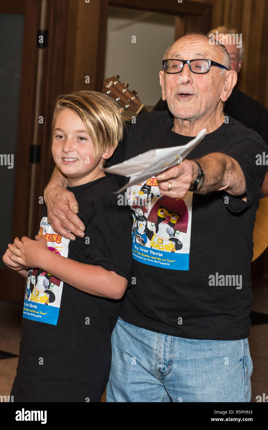 Kalifornien, USA. 1. Dez 2018. Autor, Ivor Davis mit seinem Enkel als während der Signierstunde bei Pierpont Racquet Club in Ventura, Kalifornien, USA prop am 1. Dezember 2018. Credit: Jon Osumi/Alamy leben Nachrichten Stockfoto