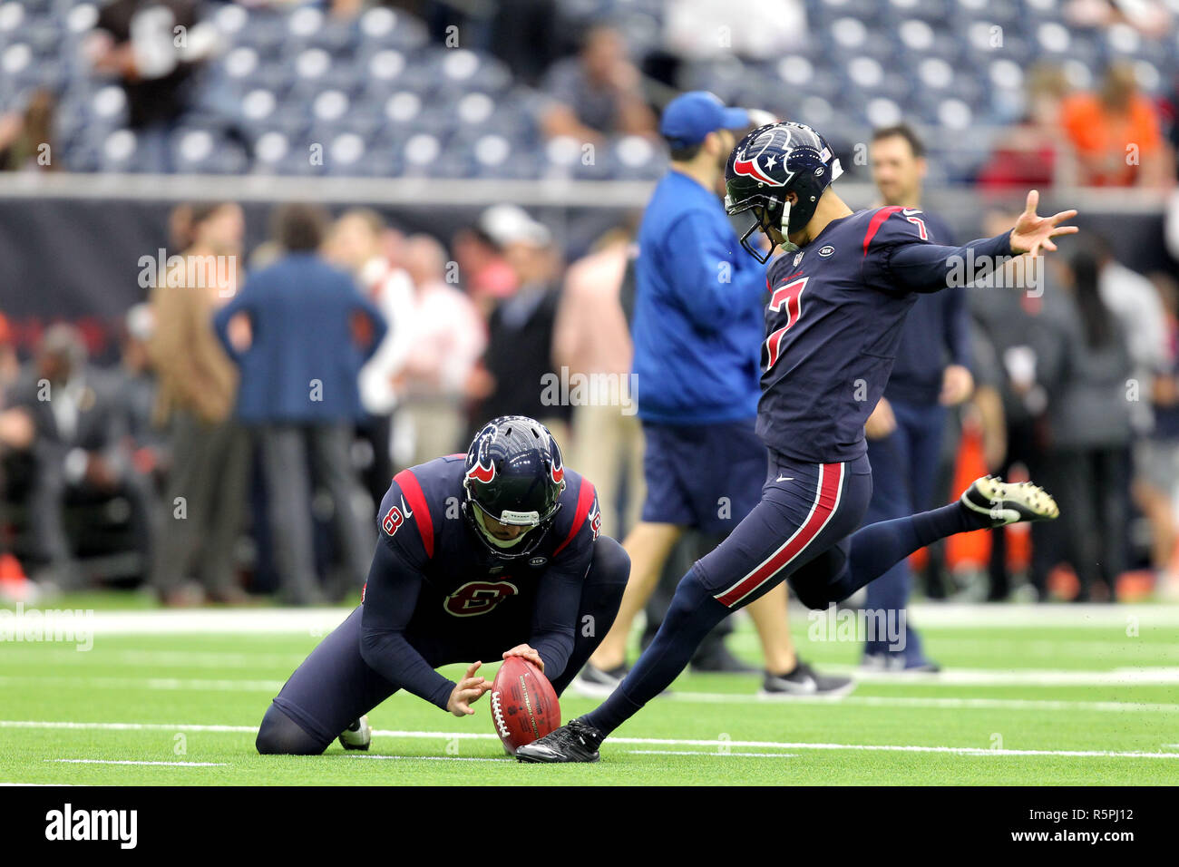 Houston, Texas, USA. 2. Dez, 2018. Houston Texans Börsenspekulant Trevor Daniel (8, links) und Kicker Ka'imi Fairbairn (7) warm up vor der NFL regular season Spiel zwischen den Houston Texans und der Cleveland Browns an NRG Stadion in Houston, TX am Dezember 2, 2018. Credit: Erik Williams/ZUMA Draht/Alamy leben Nachrichten Stockfoto