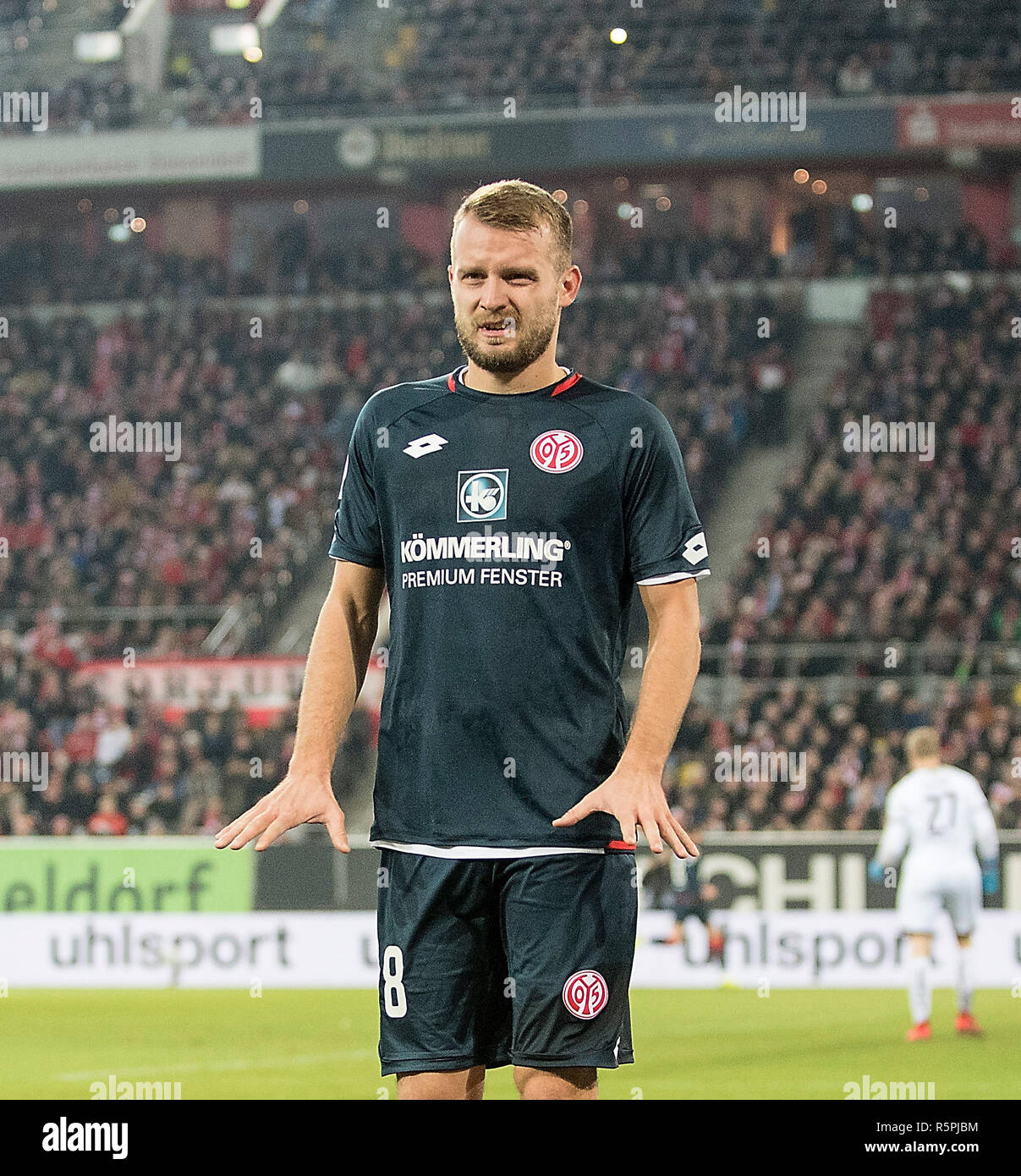 Düsseldorf, Deutschland. 30 Nov, 2018. Daniel BROSINSKI (MZ) verletzt, Verletzung, Geste, Gestik, hat das Feld verlassen, Fußball 1. Fussballbundesliga, 13. Spieltag Fortuna Düsseldorf (D) - FSV FSV FSV Mainz 05 (MZ), am 30.11.2018 in Düsseldorf/Deutschland. ##DFL-Bestimmungen verbieten die Verwendung von Fotografien als Bildsequenzen und/oder quasi-Video## | Verwendung der weltweiten Kredit: dpa/Alamy leben Nachrichten Stockfoto