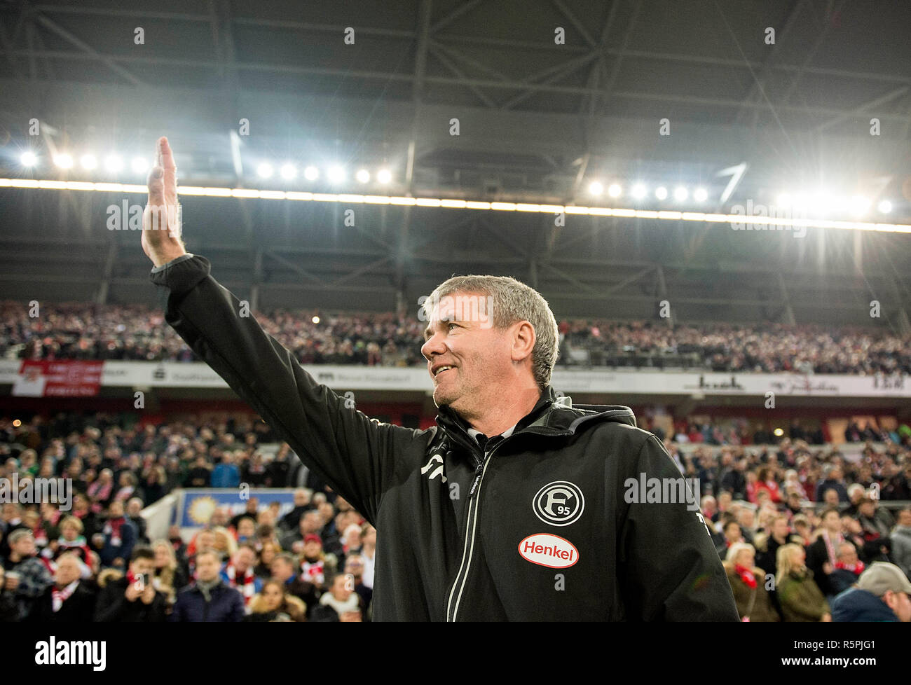 Düsseldorf, Deutschland. 30 Nov, 2018 Trainer Friedhelm FUNKEL (D) Wave, winkte, Geste, Gestik, Fußball 1. Fussballbundesliga, 13. Spieltag Fortuna Düsseldorf (D) - FSV FSV FSV Mainz 05 (MZ), am 30.11.2018 in Düsseldorf/Deutschland. ##DFL-Bestimmungen verbieten die Verwendung von Fotografien als Bildsequenzen und/oder quasi-Video## | Verwendung der weltweiten Kredit: dpa/Alamy leben Nachrichten Stockfoto