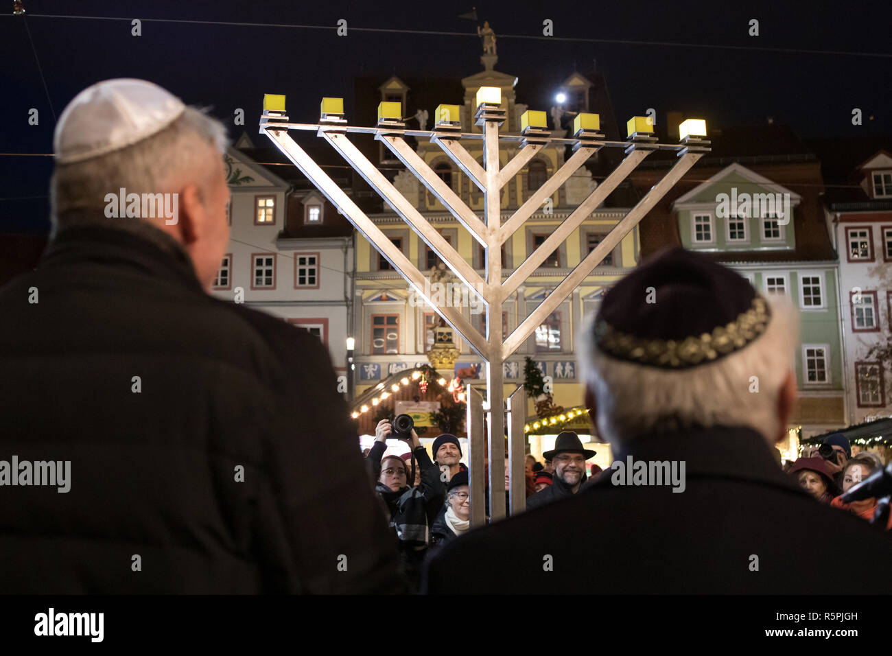 Erfurt, Deutschland. 02 Dez, 2018. Die erste Kerze strahlt am Chanukka Lampe vor dem Rathaus zu Beginn des Jüdischen Chanukka Festival der Lichter. Mit der 8-Tages festival Juden die neue Weihe des Tempels in Jerusalem im Jahr 165 Gedenken vor der Christlichen Kalender. Credit: Arifoto ug/Michael Reichel/dpa/Alamy leben Nachrichten Stockfoto