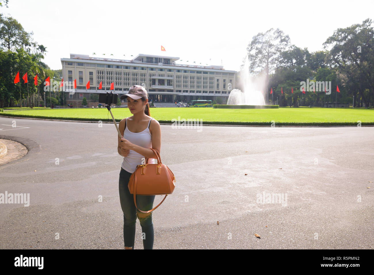 Junge schöne asiatische tourist Frau an Unabhängigkeit museum in Saigon. Stockfoto