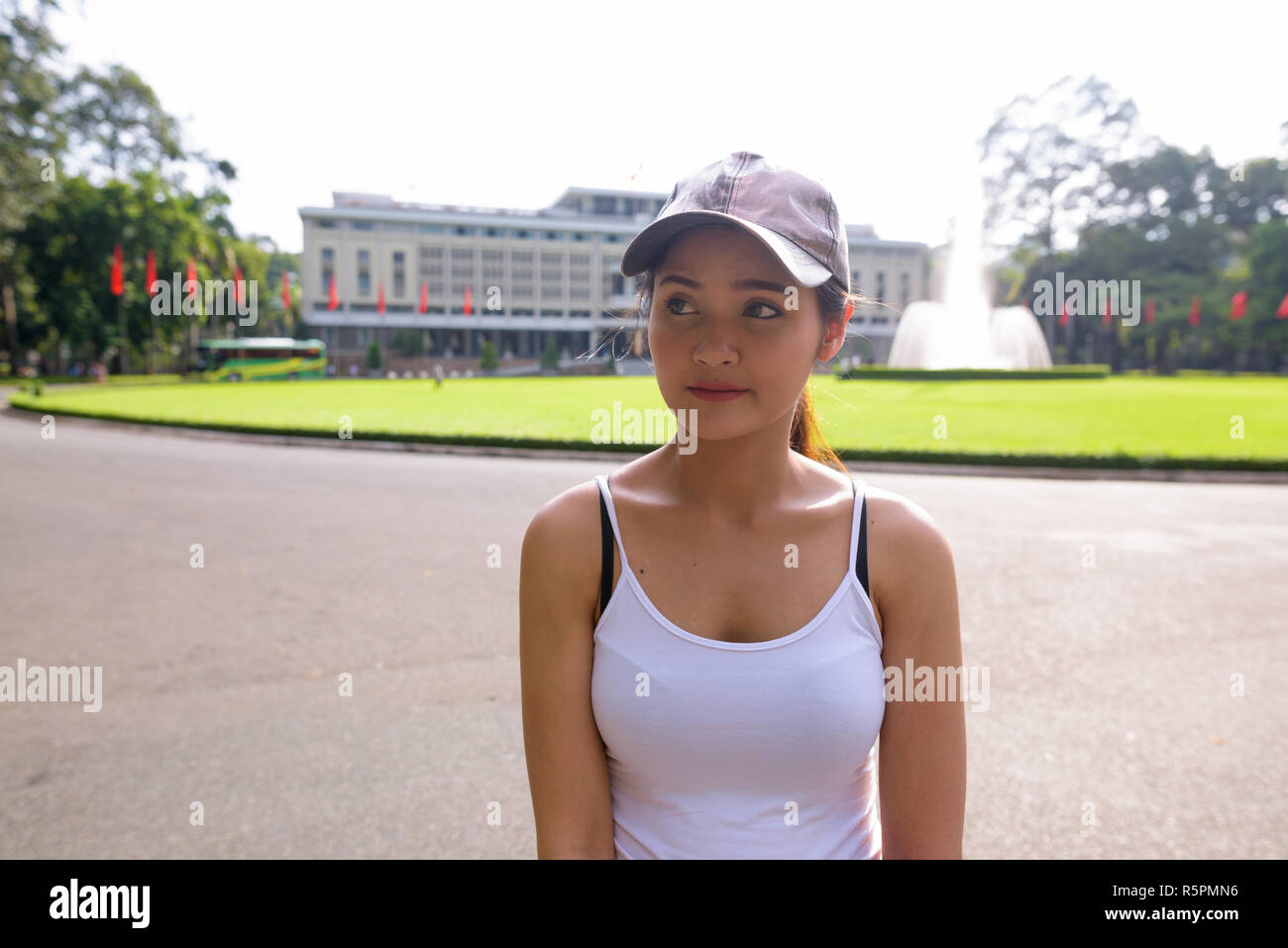 Junge schöne asiatische tourist Frau an Unabhängigkeit museum in Saigon. Stockfoto