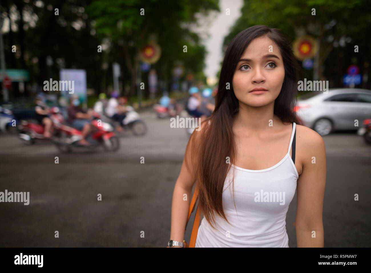 Junge schöne asiatische tourist Frau Ausflüge in Ho Chi Minh City i Stockfoto