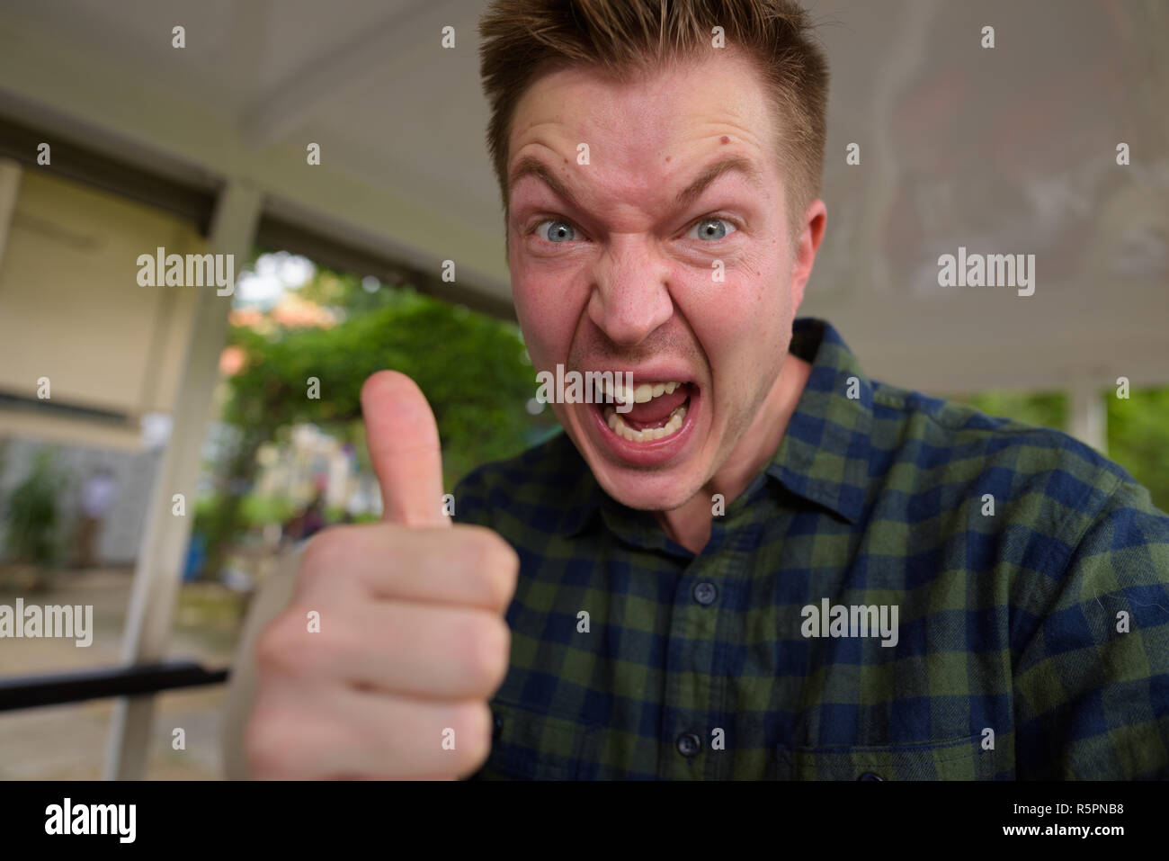 Junge attraktive touristische Mann persönliche Sicht selfie Stockfoto
