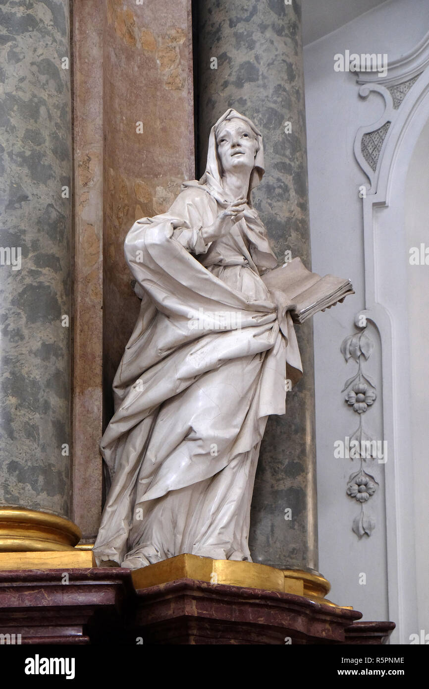 Saint Anne Statue auf der Kreuzigung Altar in der Basilika von St. Martin und Oswald in Weingarten, Deutschland Stockfoto