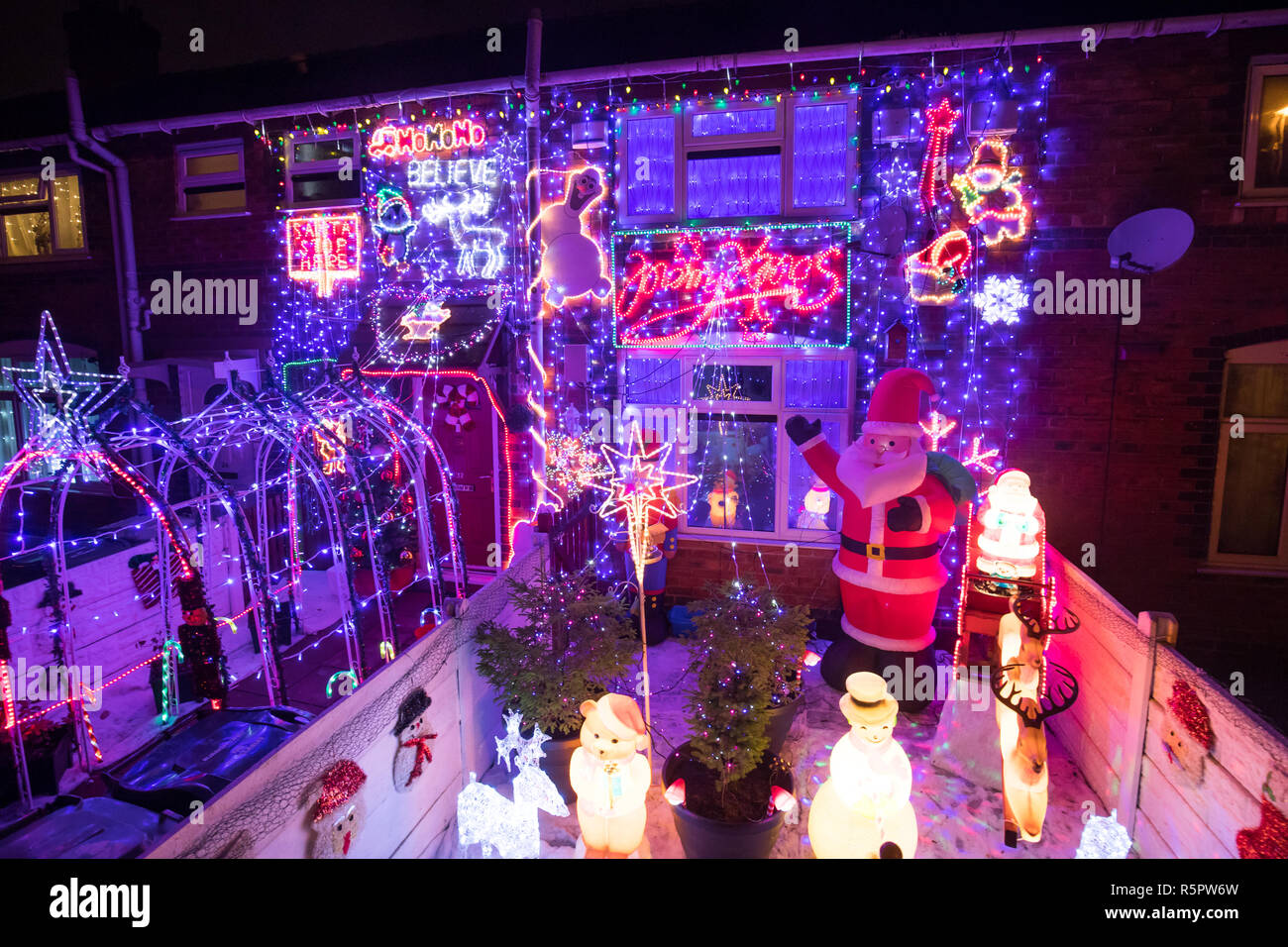 Ein Haus geschmückt mit Weihnachtsbeleuchtung und Dekoration in Bagnall Street, Leamore, Walsall. Stockfoto