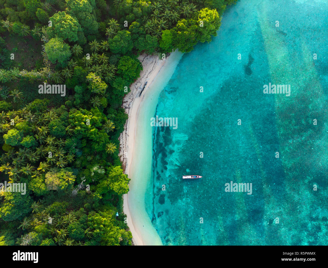Luftbild von Oben nach Unten anzeigen tropisches Paradies unberührte Strand Regenwald blaue Lagune bei Banda Insel Pulau Ay. Indonesien Molukken Archipel, Travel des Stockfoto