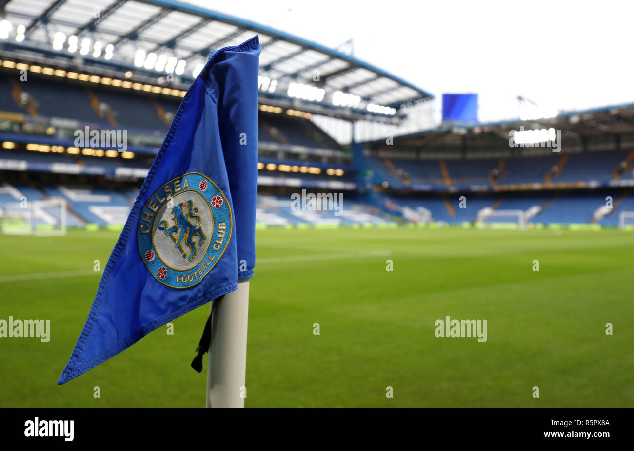 Ein Chelsea branded Ecke Flagge vor dem Spiel in der Premier League an der Stamford Bridge, London. Stockfoto