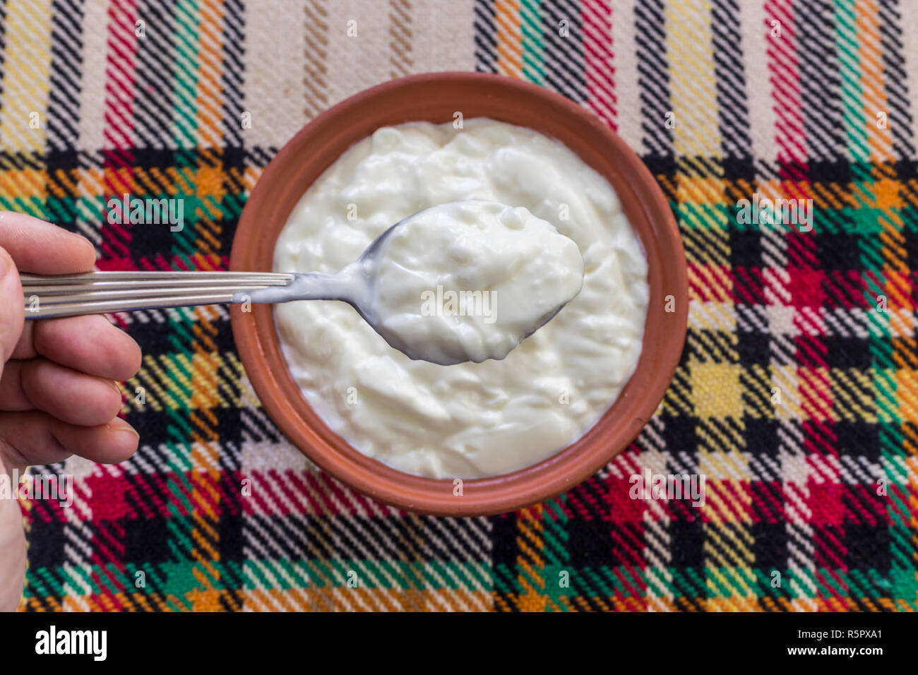 Essen eine traditionelle bulgarische Joghurt aus einer Schüssel Stockfoto