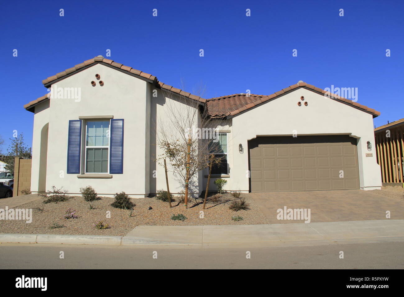 Neue mit Einlieger in einem Vorstädtischen Nachbarschaft Stockfoto