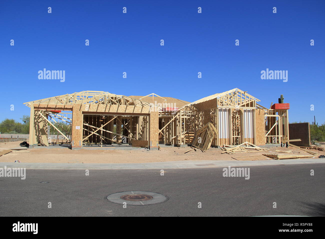 Haus mit Holz während der Bauarbeiten gerahmt Stockfoto