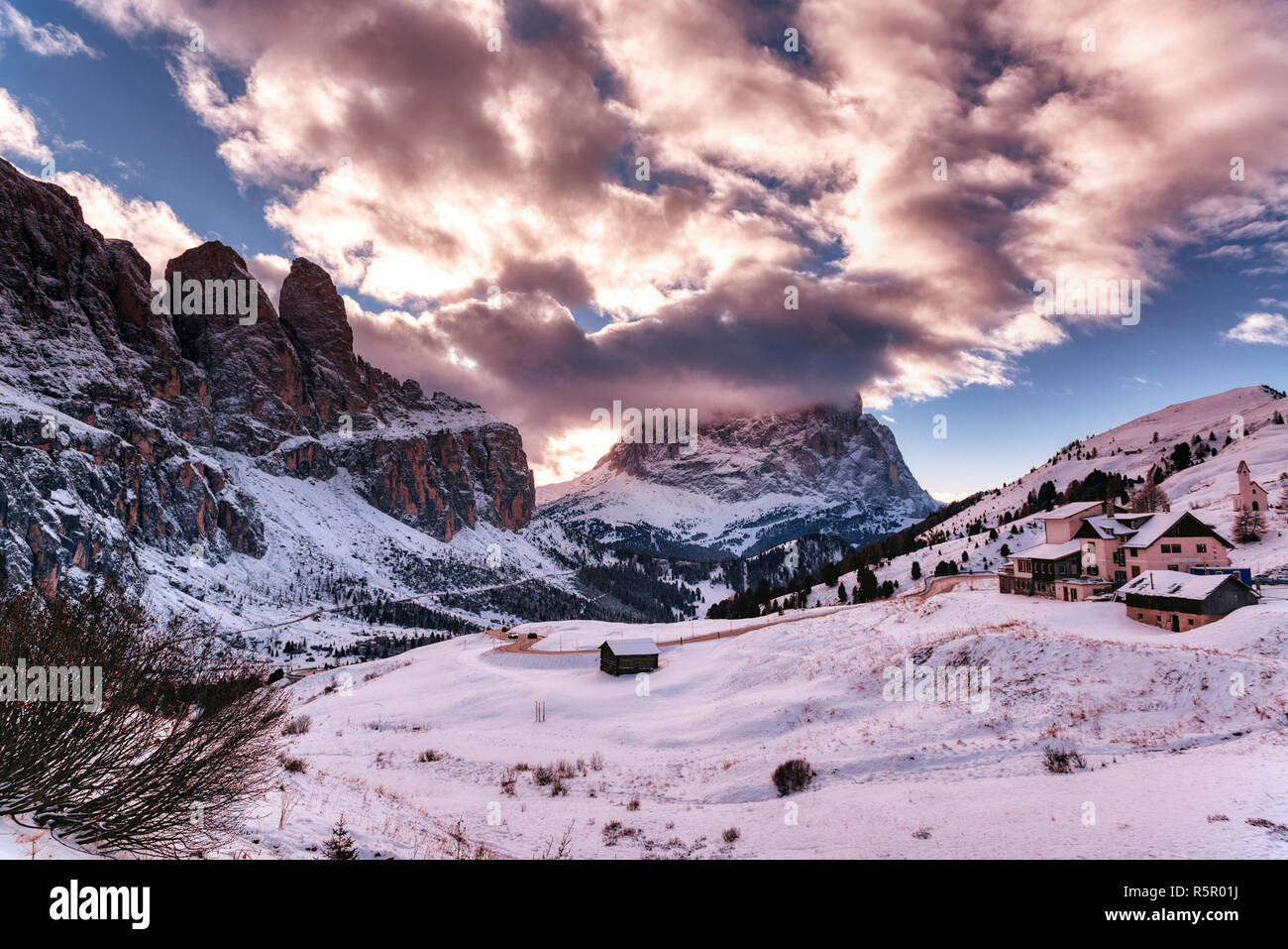 Winterlandschaft vom Grödner Joch in den Dolomiten am Sonnenuntergang mit Wolken über der Oberseite, Italienische Berge - Trentino Alto-Adige, Italien Stockfoto