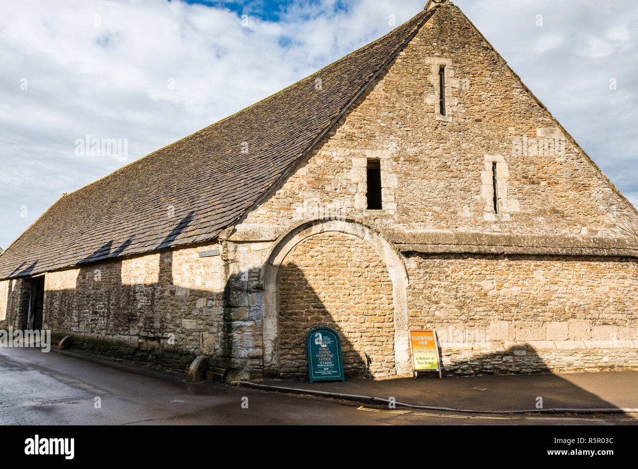 Die Zehntscheune in Lacock Dorf in der Nähe von Lacock Abbey, Wiltshire. Stockfoto