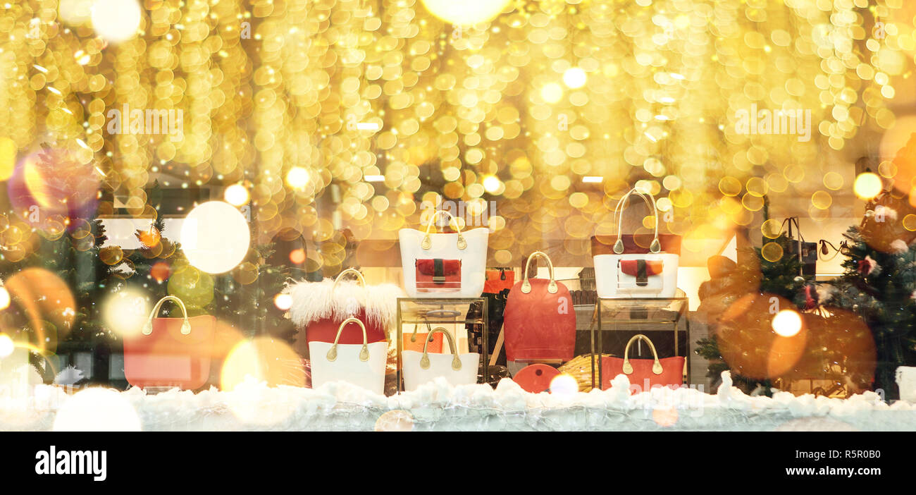 Schaufenster in Weihnachten Stil dekoriert. Weihnachten und neues Jahr. Viele verschiedene Taschen und andere Gegenstände in den Geschäften verkauft. Stockfoto