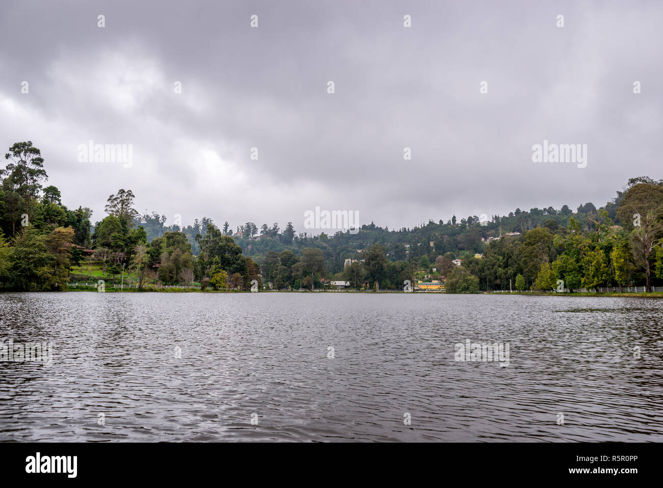 Anzeigen von Kodaikanal See vom Boot aus Stockfoto