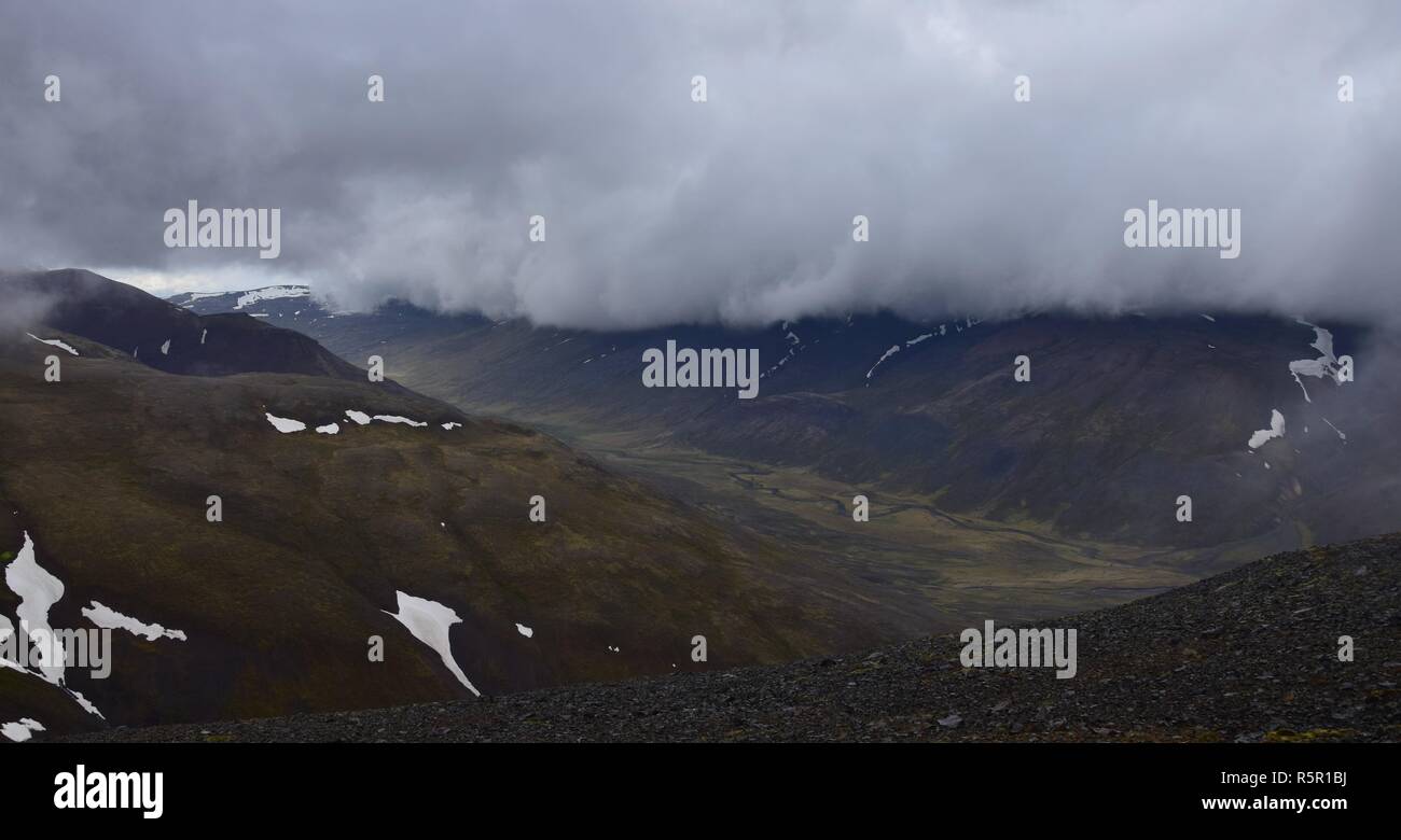 Isländische Landschaft. Auf der Oberseite des Svinadalsfjall bei schlechtem Wetter. Wolken über dem vatnsdalsfjall und das Tal kommen. Stockfoto