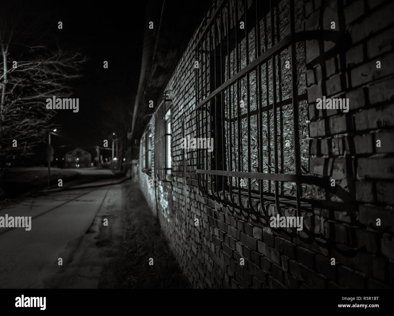 Alte Fabrik Mauer bei Nacht in Osteuropa Stockfoto