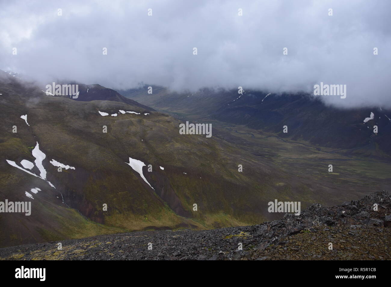 Isländische Landschaft. Auf der Oberseite des Svinadalsfjall bei schlechtem Wetter. Wolken über dem vatnsdalsfjall und das Tal kommen. Stockfoto